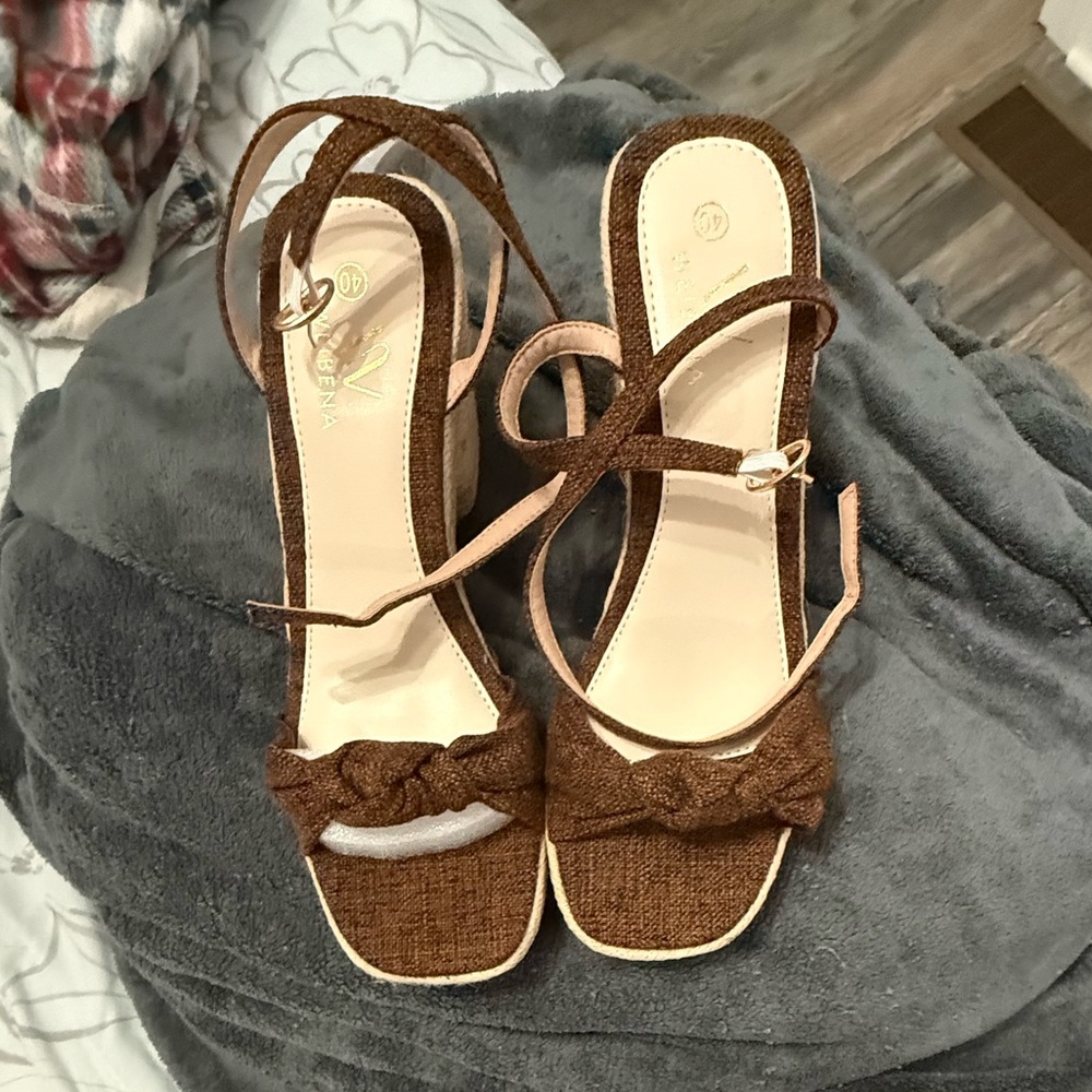 SHEIN Brown Knotted Strap Sandals